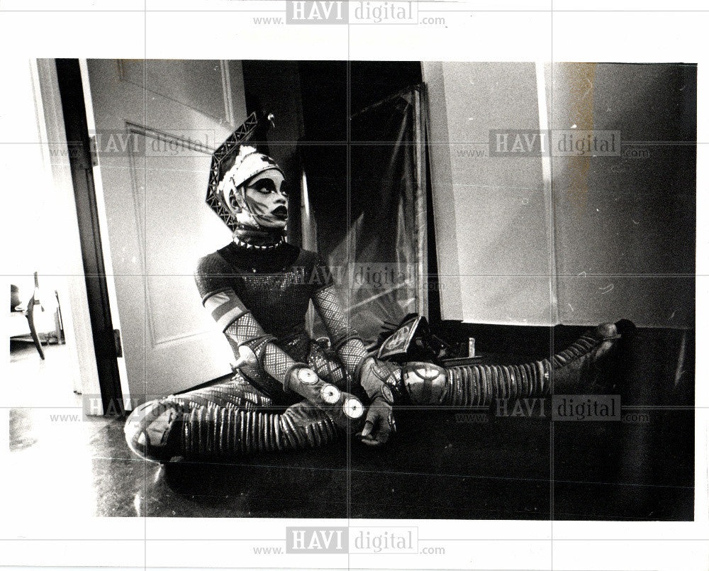 1990 Press Photo Starlight Express backstage stretches - Historic Images