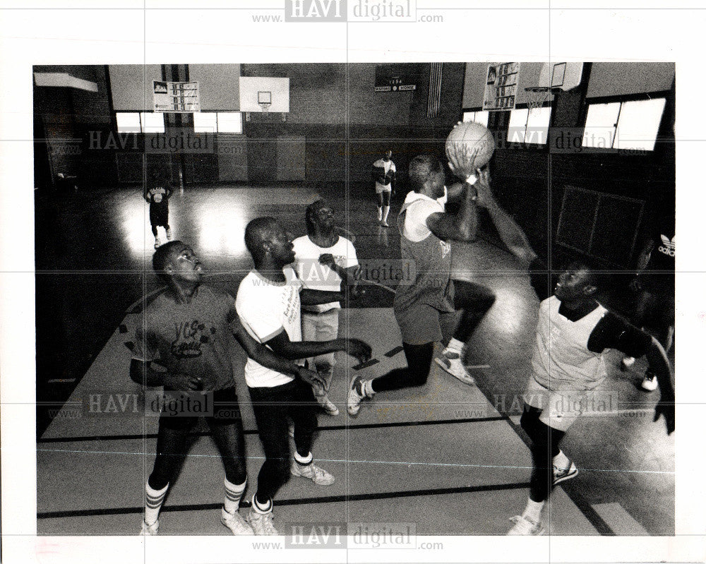 1988 Press Photo Students Play Basketball - Historic Images