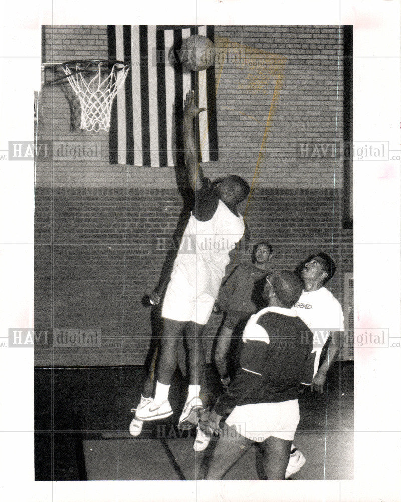 1988 Press Photo St. Theresa's gym basketball study - Historic Images