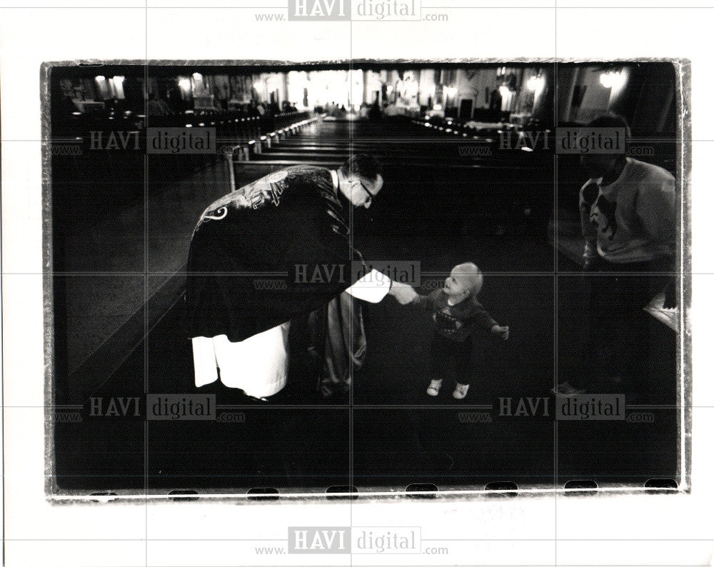 1988 Press Photo Father Waclaw Macoicha Stanislaus - Historic Images