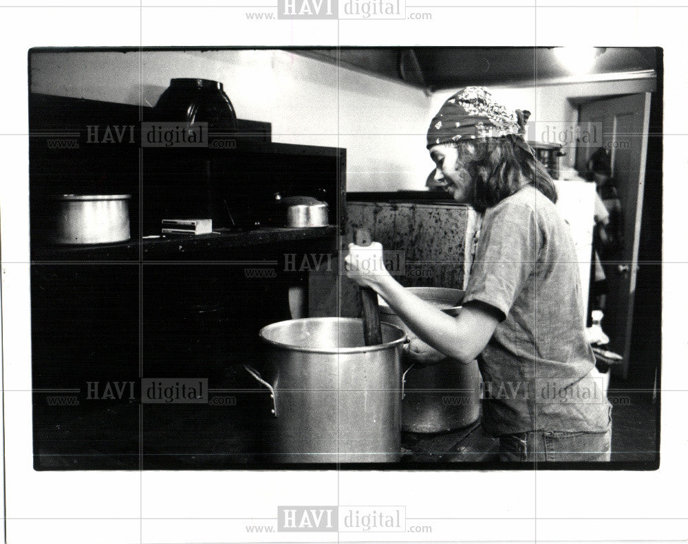 1981 Press Photo st. peter's kitchen food stir prepare - Historic Images