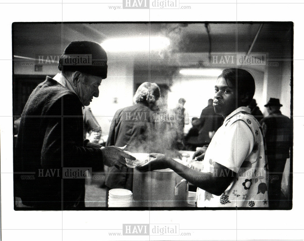 1981 Press Photo Davis St. Peter's church kitchen soup - Historic Images
