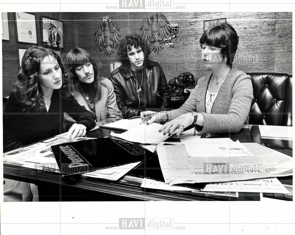 1980 Press Photo Carol Payne manager Painter and Teache - Historic Images