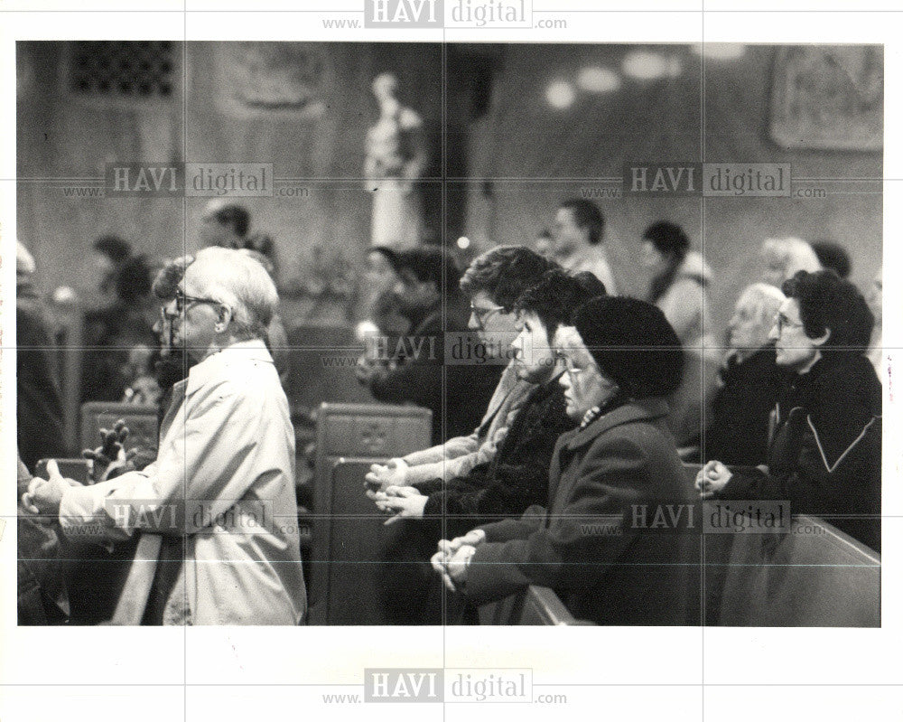 1988 Press Photo St. Aloysius Church worshipers prayer - Historic Images