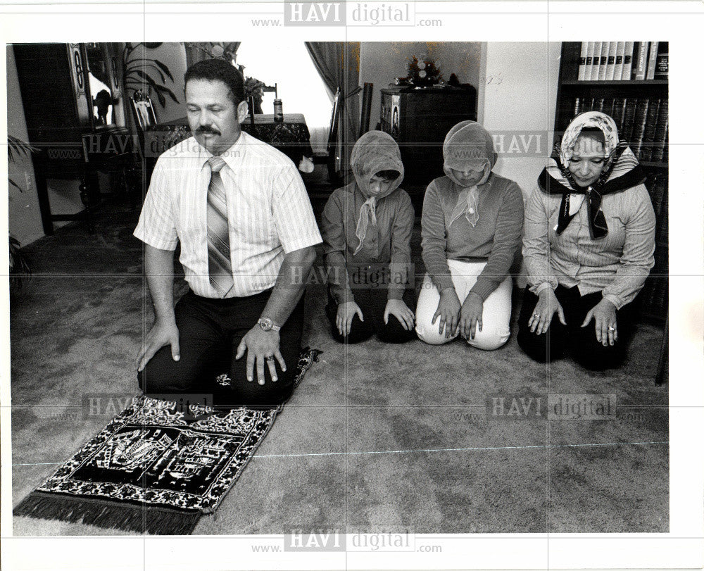Press Photo Muslim Family Praying Adel Emel - Historic Images