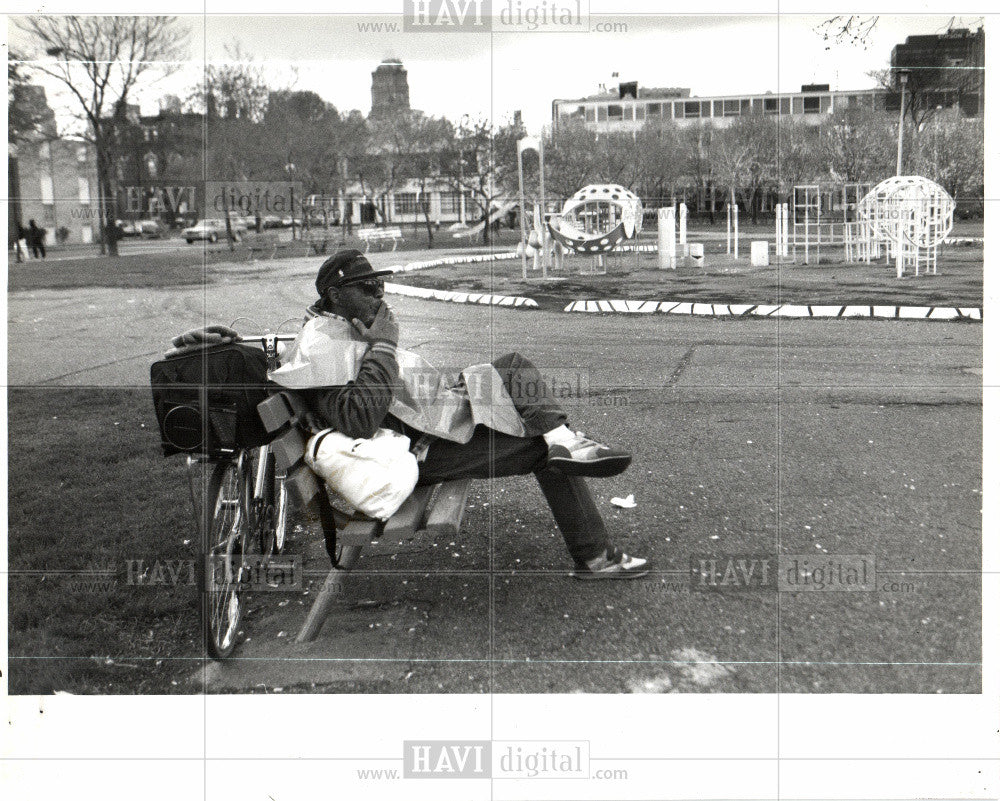 1992 Press Photo Eady bike possessions Cass Park - Historic Images