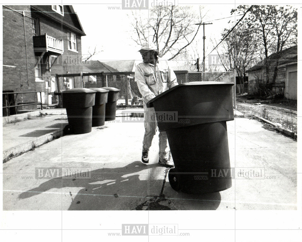 1992 Press Photo Eady Grover Ave caretaker garbage cans - Historic Images