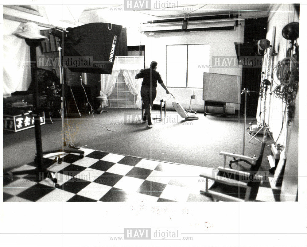 1992 Press Photo Hazel Ciesla cleans D&#39;Elegance studio - Historic Images