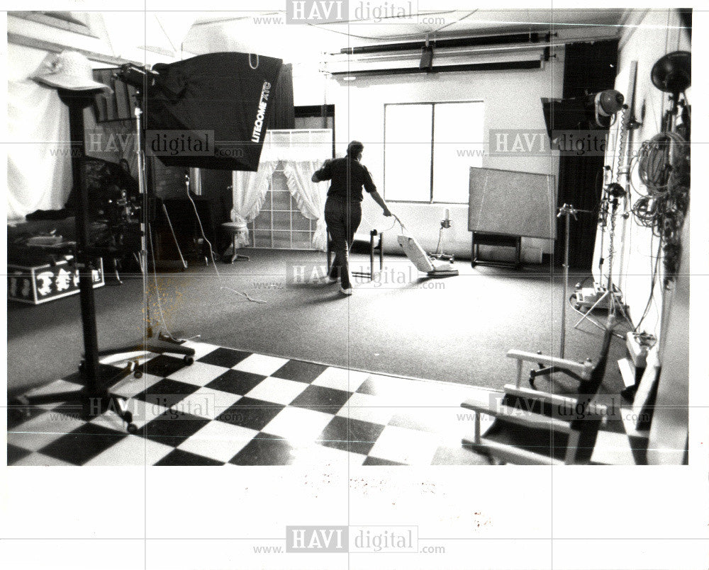 1992 Press Photo Hazel Ciesla cleans D'Elegance studio - Historic Images