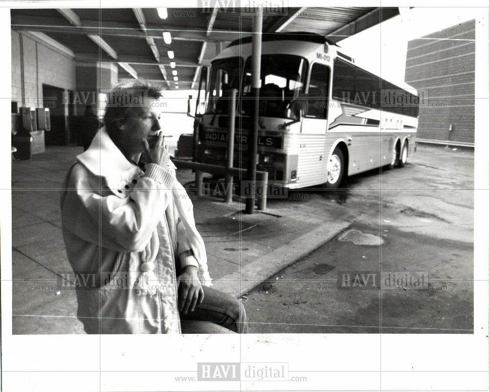 1992 Press Photo Hazel Ciesla Lansing MI bus station - Historic Images