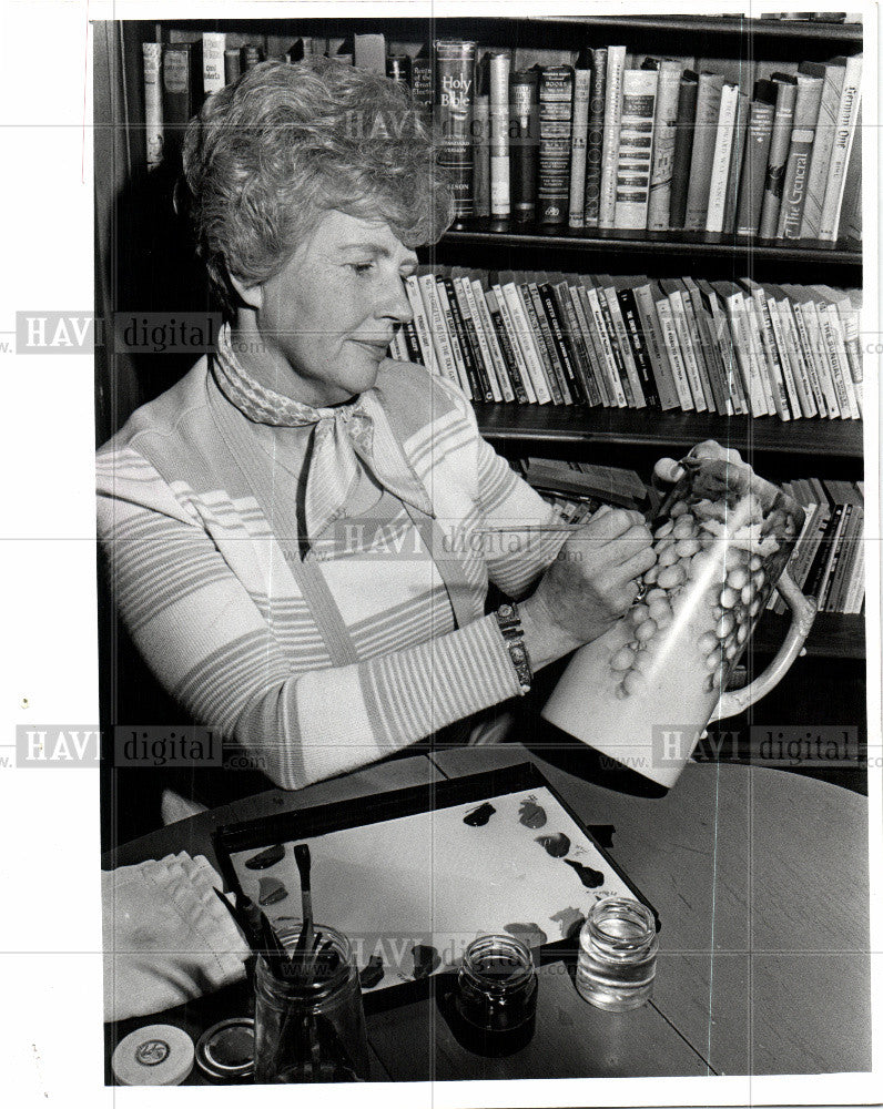 1976 Press Photo Dolores Moorhead china pitcher - Historic Images