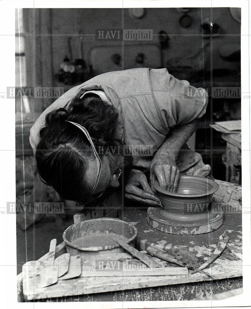 1971 Press Photo pottery crafts in studio - Historic Images