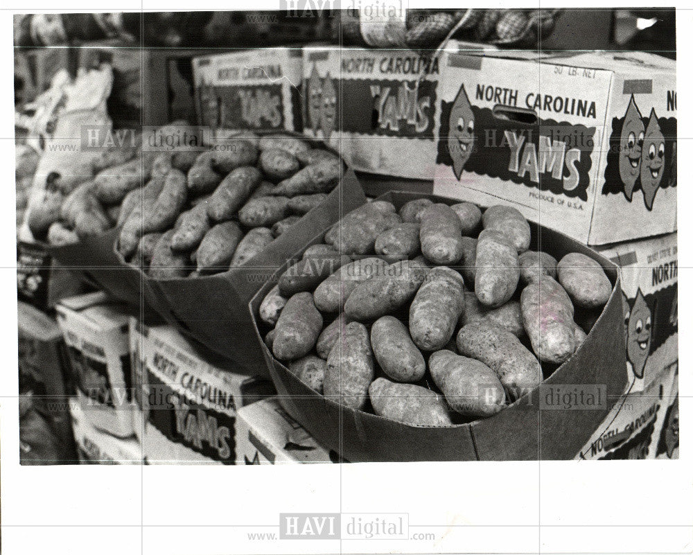 1975 Press Photo Sweet Potatoes Agriculture Market - Historic Images