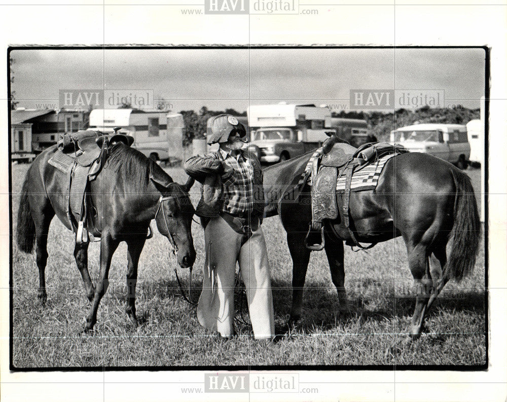 1975 Press Photo Tom Edge horses saddles chaps cowboy - Historic Images