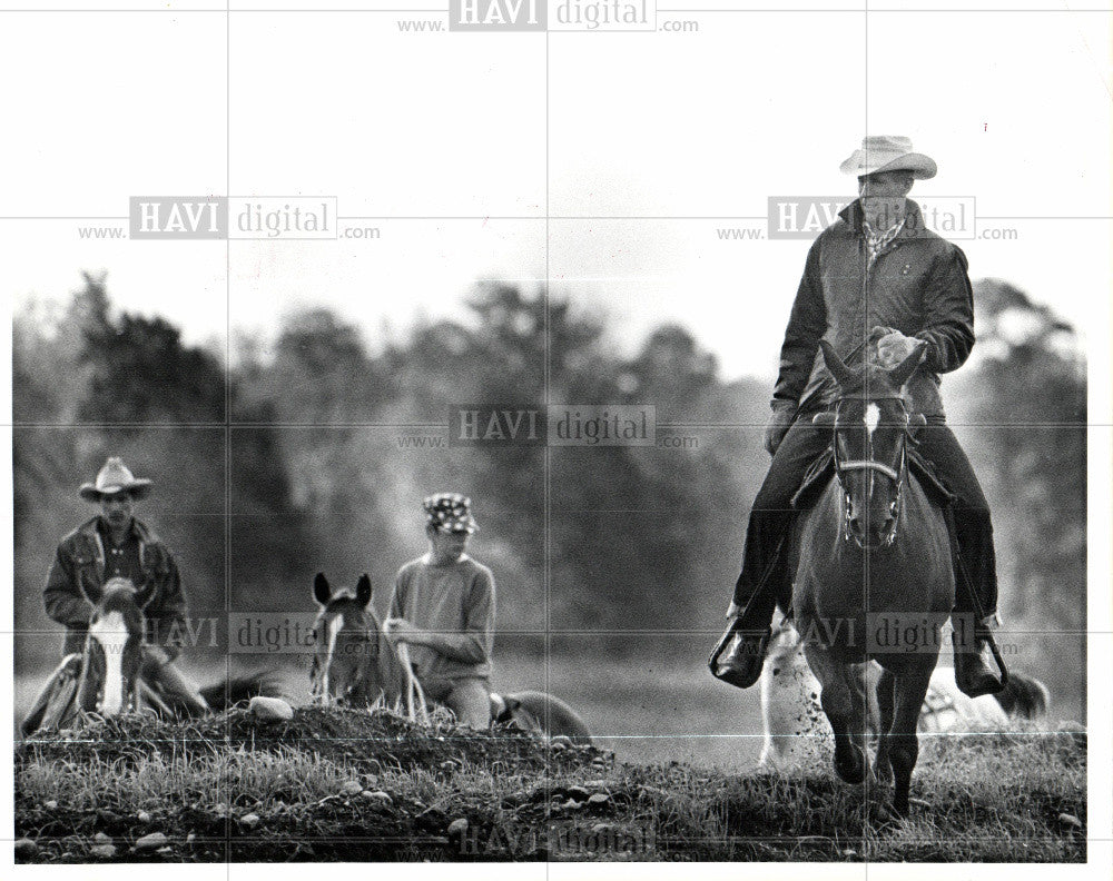 1975 Press Photo posse horses cowboy group law mob - Historic Images