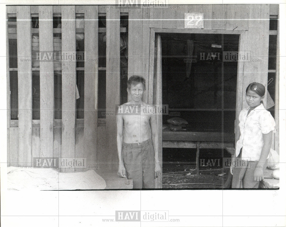 1979 Press Photo refugee father daughter war camp - Historic Images