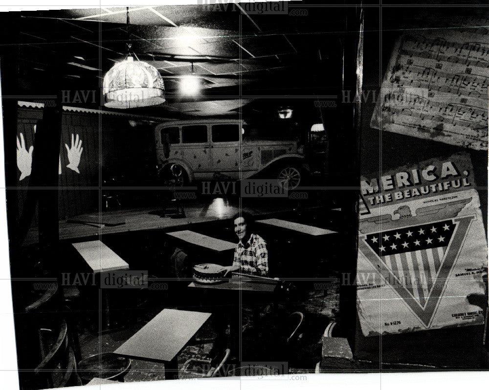 1974 Press Photo club business tables red garter - Historic Images