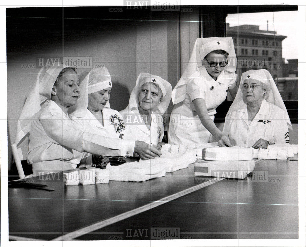 1951 Press Photo Red Cross Bandages Blood Bank Women - Historic Images