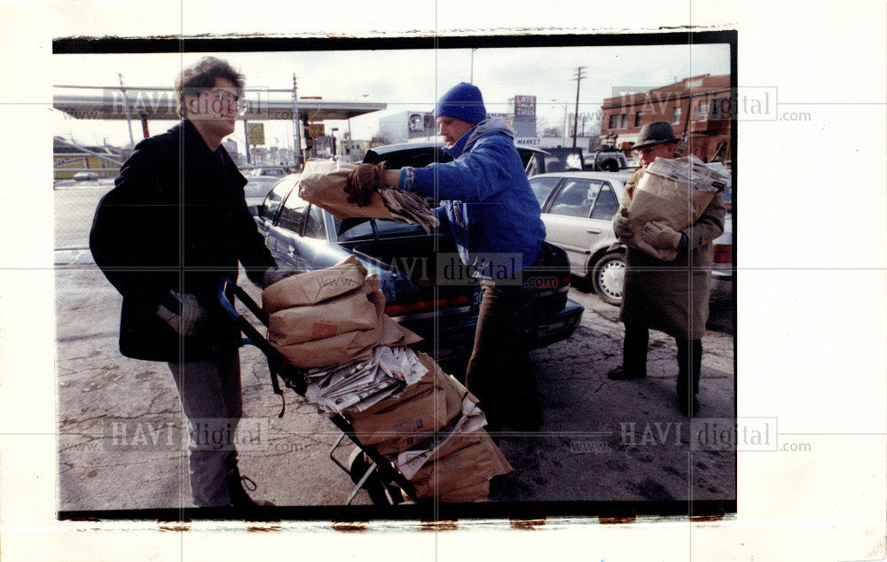 1991 Press Photo James Grace helps recyclables people - Historic Images