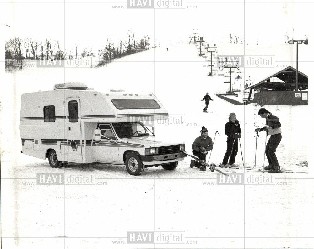 1987 Press Photo winter resort vacation RV motor home - Historic Images