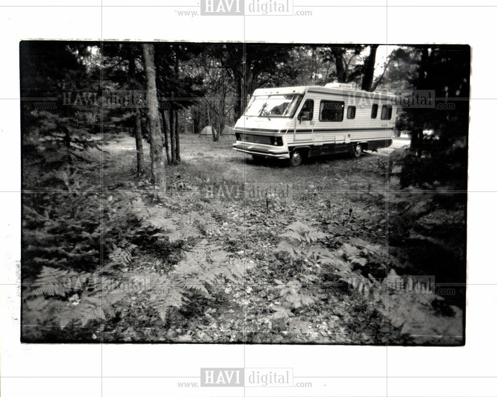 1987 Press Photo rv motor home campsite camping - Historic Images