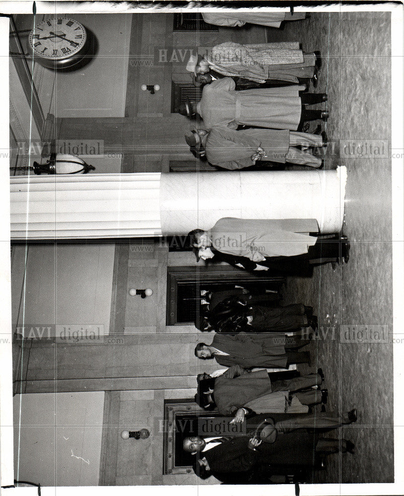 1985 Press Photo THE FIRST FLOOR is a bargain basement - Historic Images