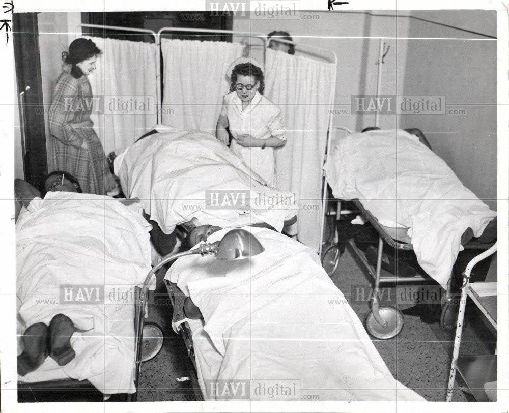 1950 Press Photo Hospital Patient Bed Nurse Ward - Historic Images