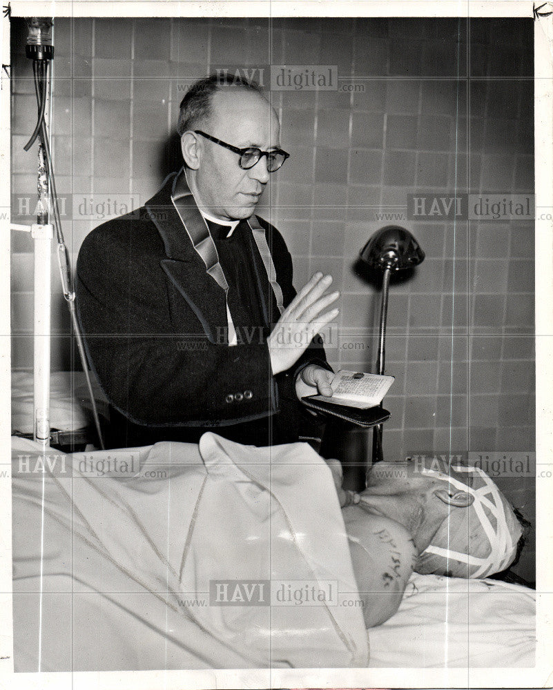 1956 Press Photo priest hospital benediction stranger - Historic Images