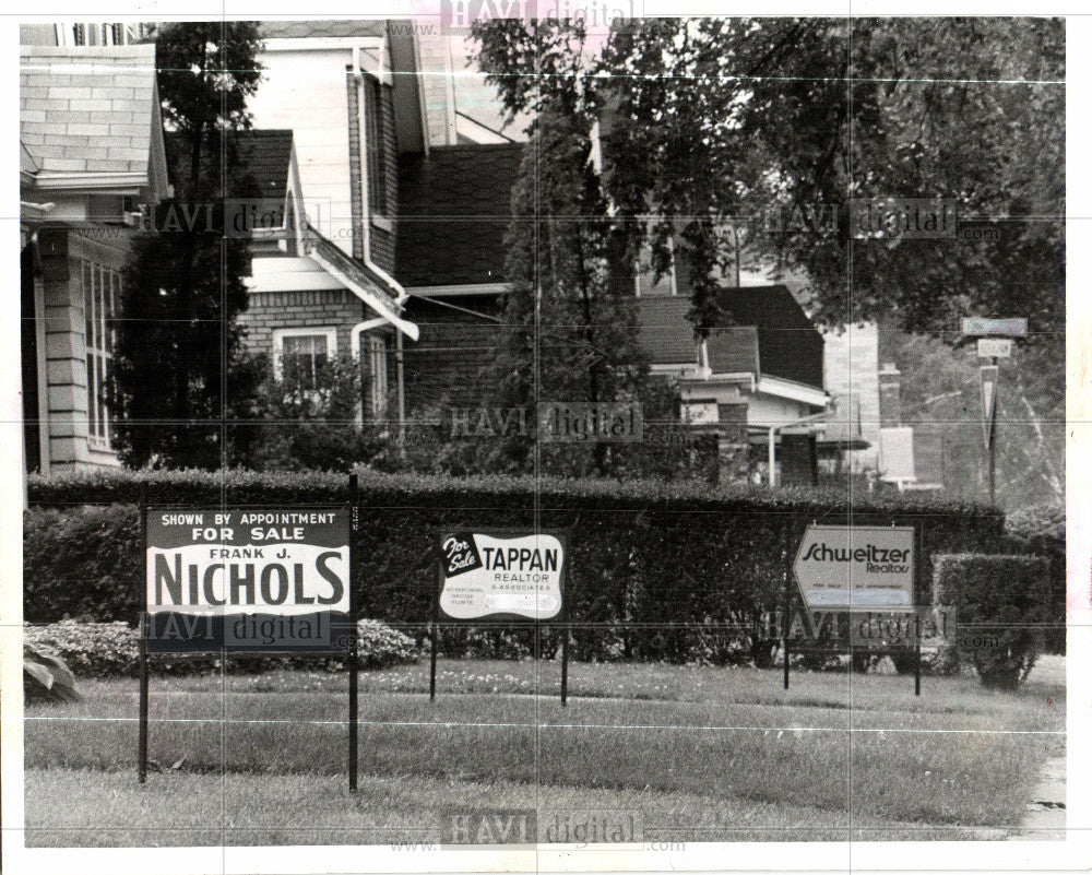 1976 Press Photo Realtors For Sale Sign Real Estate - Historic Images