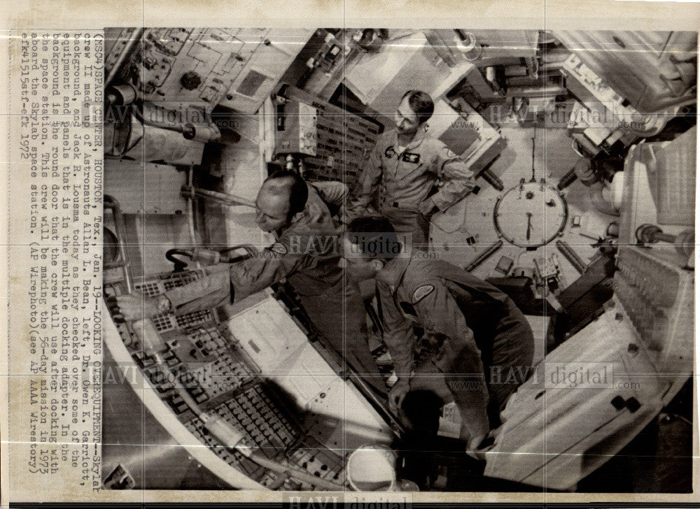 1972 Press Photo Skylab astronauts Looksover Equipment - Historic Images