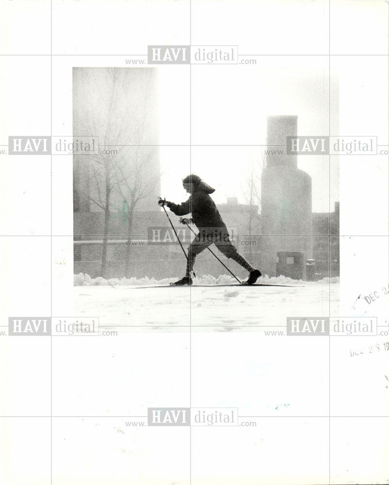 1993 Press Photo detroit hart plaza artificial snow ski - Historic Images