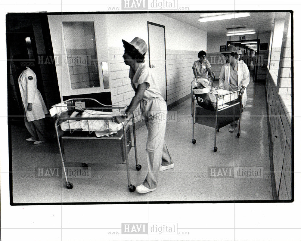 1983 Press Photo Staff members sinai Hospital - Historic Images