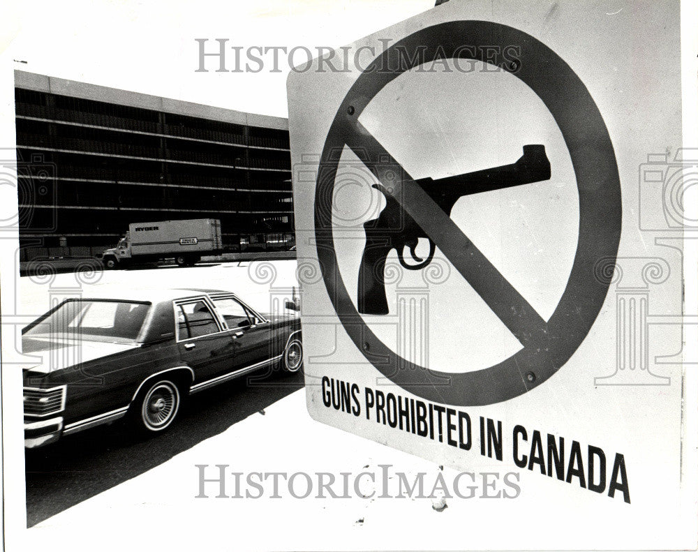 1986 Press Photo Sign Canada Guns Prohibited Windsor - Historic Images