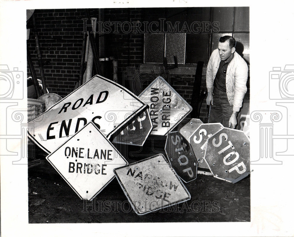 Press Photo Traffic signs, Vandalism - Historic Images