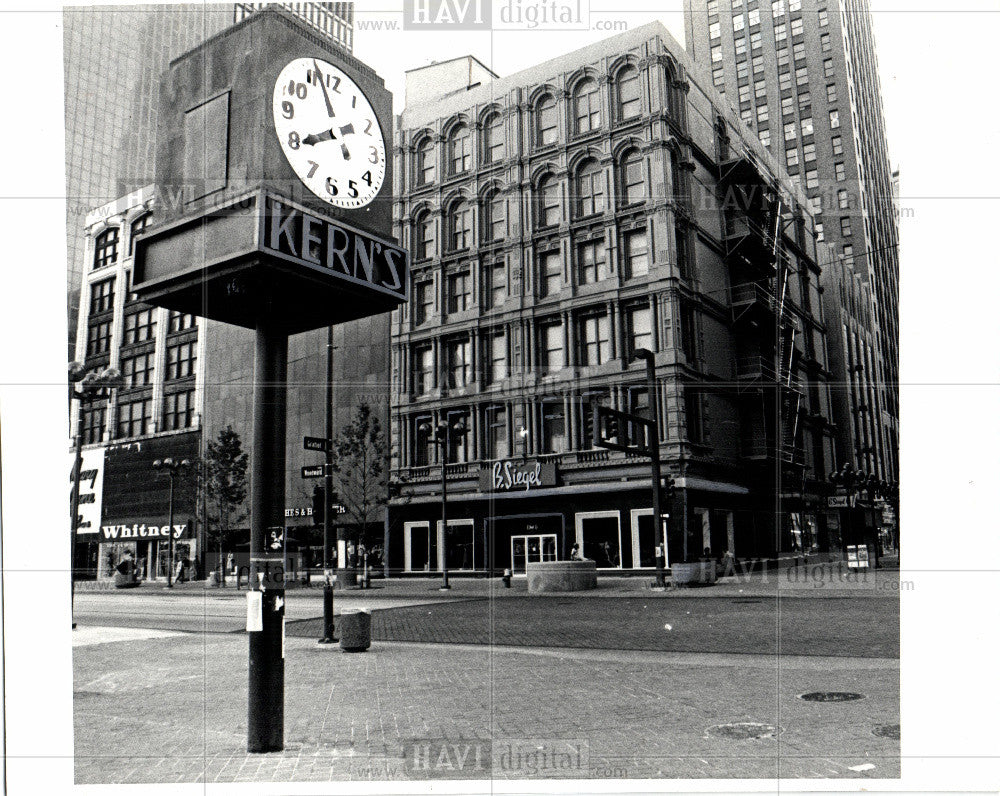 1981 Press Photo B.SIEGEL'S downtown store - Historic Images