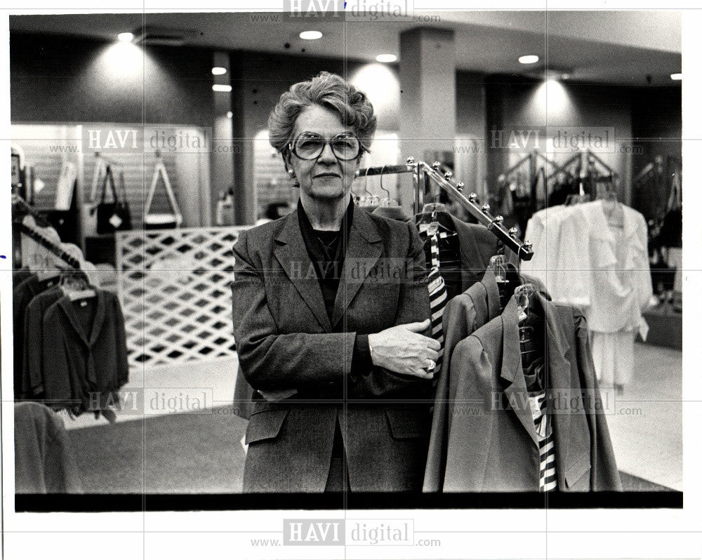 1982 Press Photo B. Biegel store Carlson manager - Historic Images