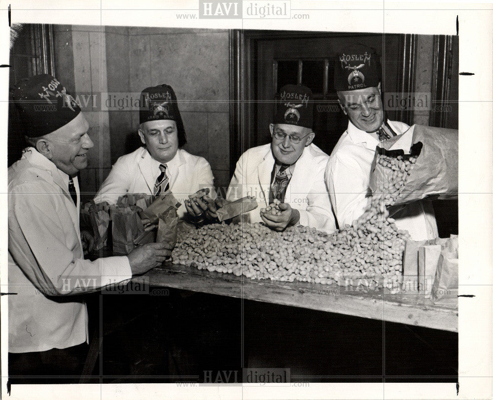 1940 Press PhotoShriner&#39;s Sell Peanuts - Historic Images