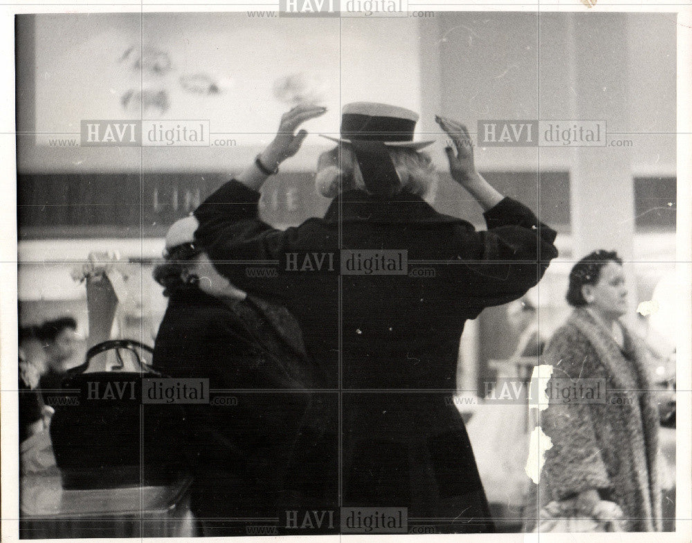 1957 Press Photo Shopping - Historic Images