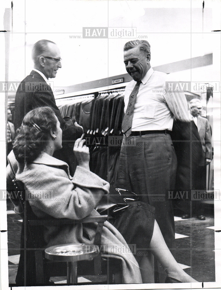 1957 Press Photo shopping man trying on jacket - Historic Images