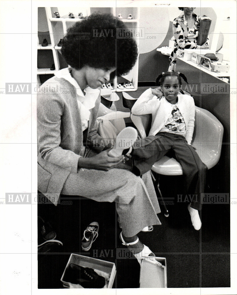 1975 Press Photo Shopping Ozzie Bell Bridget Bell - Historic Images