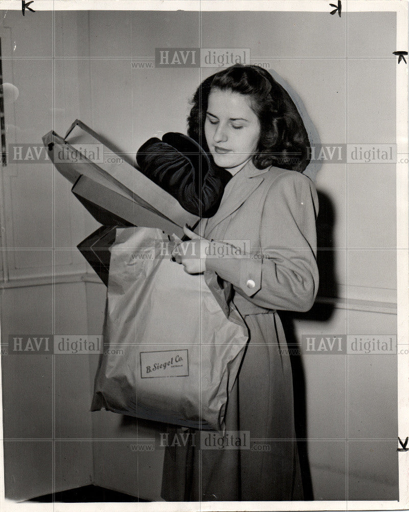 1946 Press Photo SHOPPING Lucille demonstrates hints - Historic Images