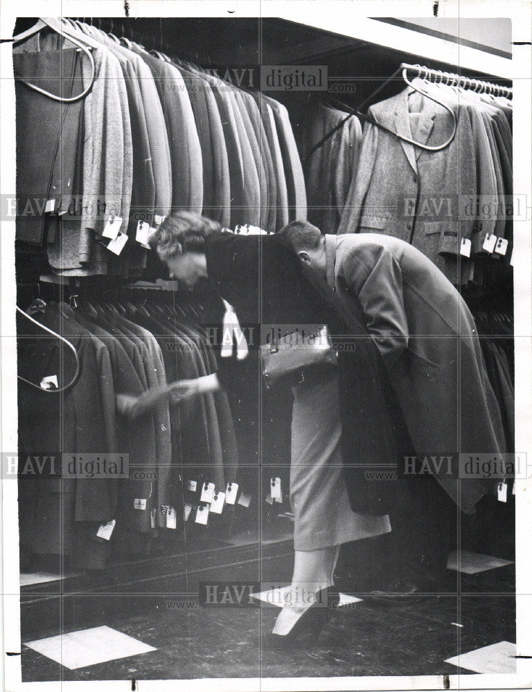1957 Press Photo Shopping - Historic Images