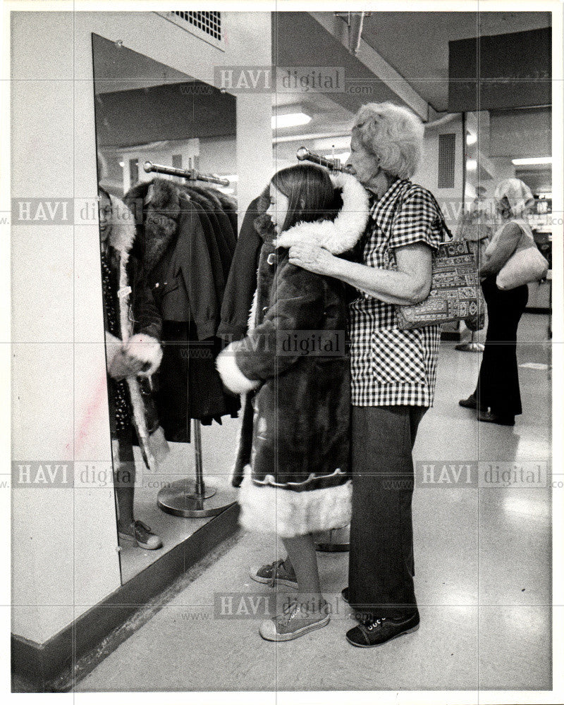 1975 Press Photo Shopping goods services retailers Coat - Historic Images