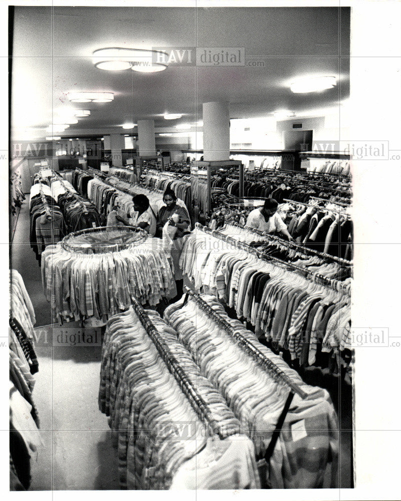 1983 Press Photo Lerner's Midwest Clearance center - Historic Images