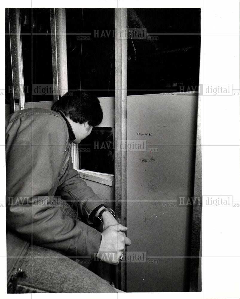 1980 Press Photo Security man, JC Penney, shoplifting - Historic Images