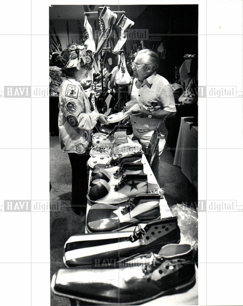 1982 Press Photo John Schoener shoes entertainers - Historic Images