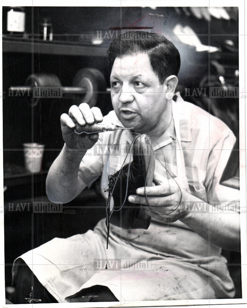 1965 Press Photo Shoemaker Dominick Saint vanishing - Historic Images