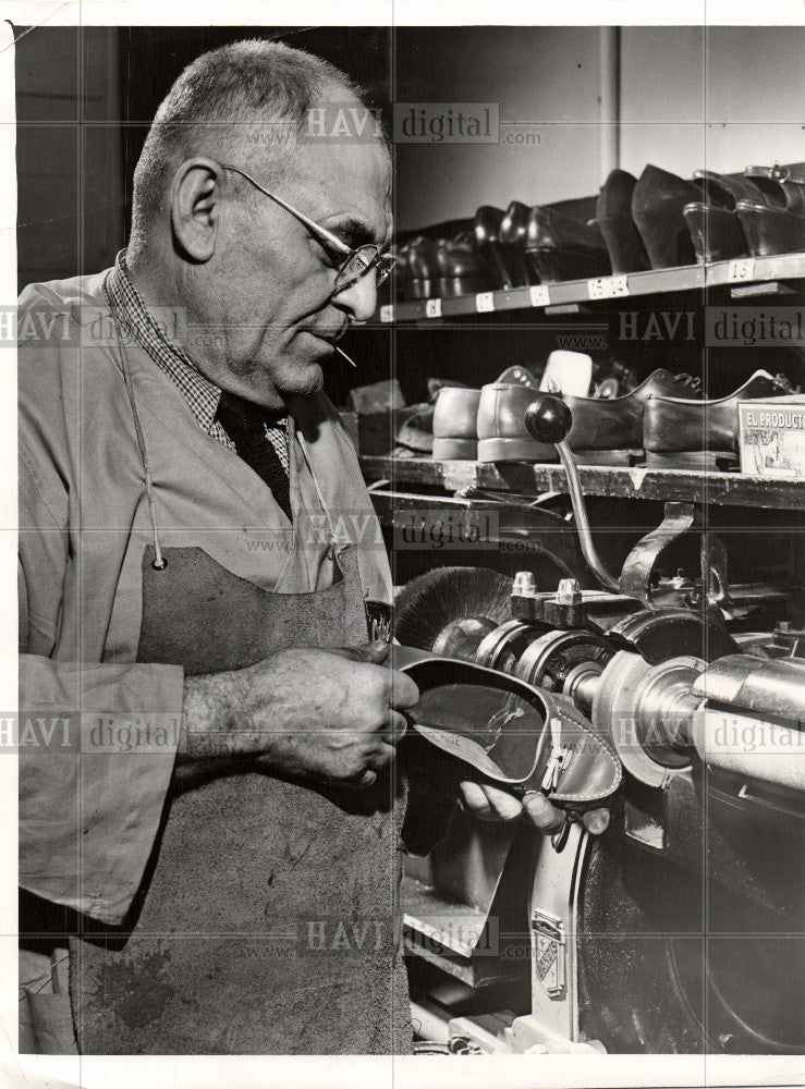 1954 Press Photo shoe maker shoes Harry shoe repair - Historic Images