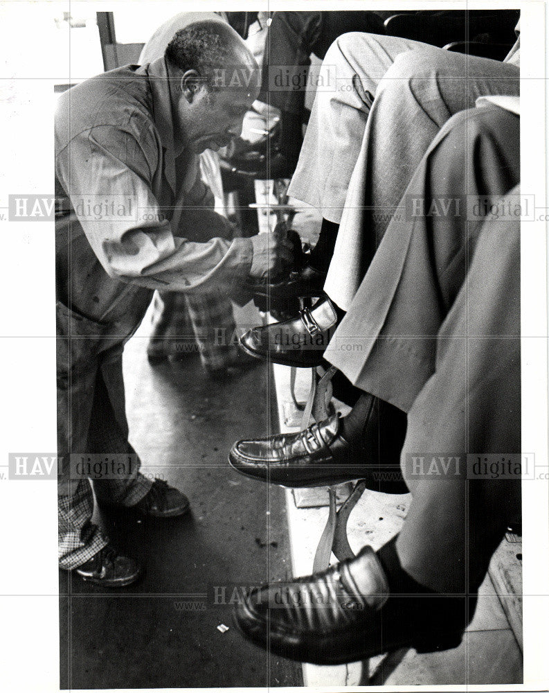 Press Photo Riley Hambone Jones shoe service - Historic Images