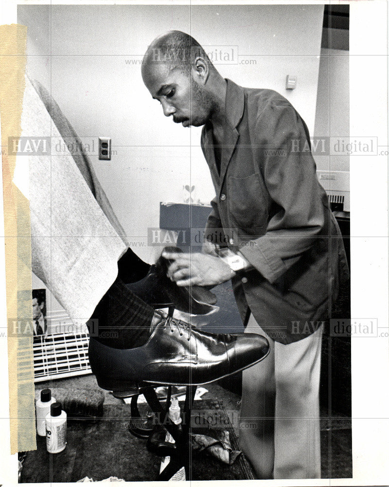 1980 Press Photo Chico Duran DK&#39;s Shoe Repair Cleaners - Historic Images